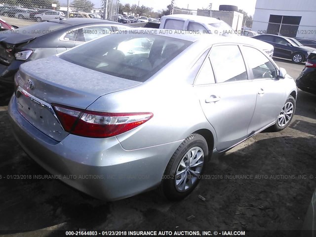 4T1BF1FK2HU401734 - 2017 TOYOTA CAMRY LE/XLE/SE/XSE Silber Foto 4