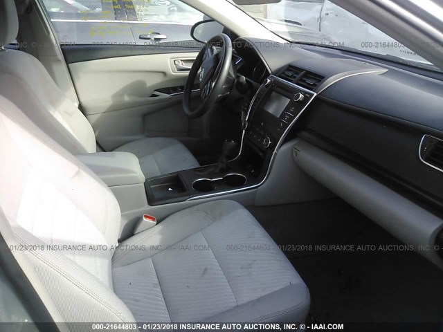 4T1BF1FK2HU401734 - 2017 TOYOTA CAMRY LE/XLE/SE/XSE Silber Foto 5