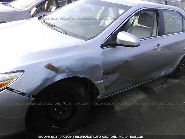 4T1BF1FK2HU401734 - 2017 TOYOTA CAMRY LE/XLE/SE/XSE Silber Foto 6