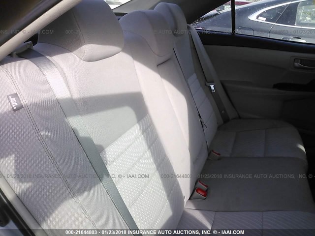 4T1BF1FK2HU401734 - 2017 TOYOTA CAMRY LE/XLE/SE/XSE Silber Foto 8