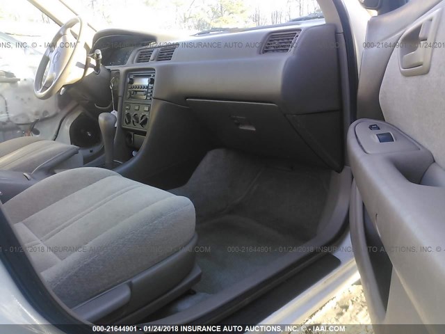 4T1BG22K21U867565 - 2001 TOYOTA CAMRY CE/LE/XLE 白色 照片 5