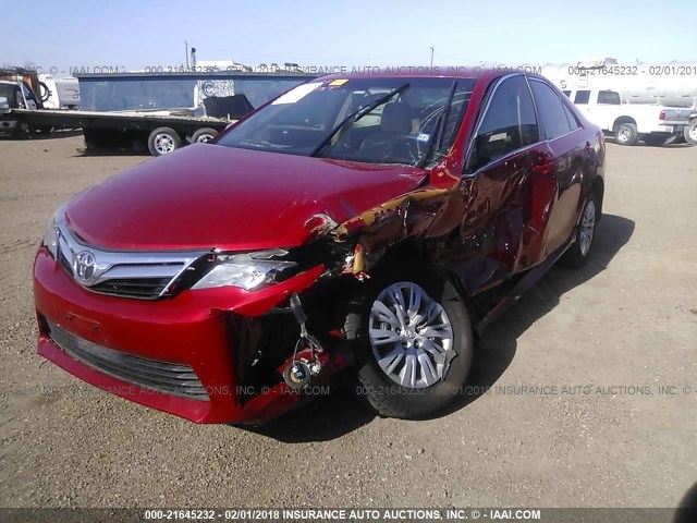 4T4BF1FK3CR179588 - 2012 TOYOTA CAMRY SE/LE/XLE RED photo 2