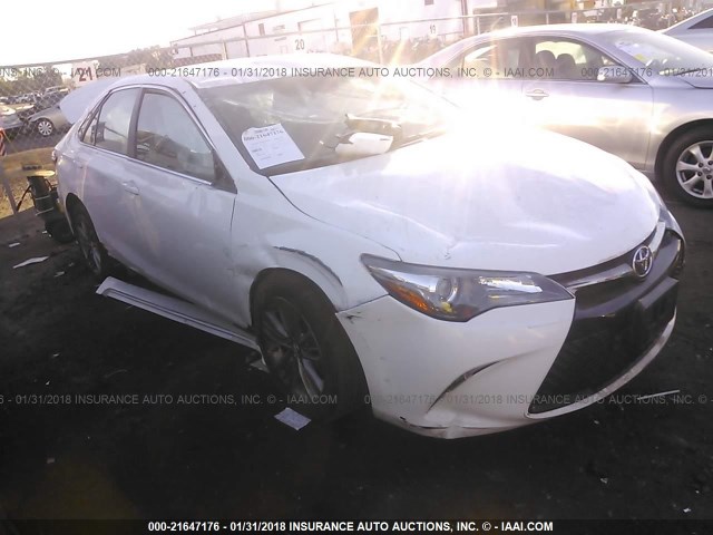 4T1BF1FK8GU162687 - 2016 TOYOTA CAMRY LE/XLE/SE/XSE Weiß Foto 1
