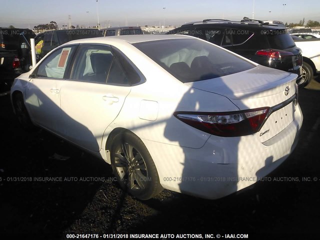 4T1BF1FK8GU162687 - 2016 TOYOTA CAMRY LE/XLE/SE/XSE Weiß Foto 3