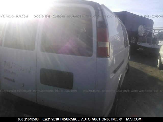 1GCFG15X091133317 - 2009 CHEVROLET EXPRESS G1500  WHITE photo 4