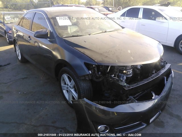 4T1BF1FKXCU610390 - 2012 TOYOTA CAMRY SE/LE/XLE ნაცრისფერი ფოტო 1