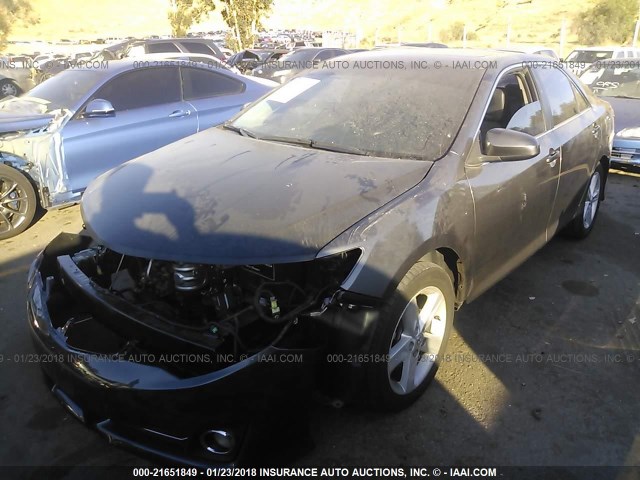 4T1BF1FKXCU610390 - 2012 TOYOTA CAMRY SE/LE/XLE ნაცრისფერი ფოტო 2