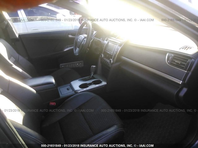 4T1BF1FKXCU610390 - 2012 TOYOTA CAMRY SE/LE/XLE ნაცრისფერი ფოტო 5