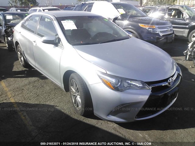 4T1BF1FK5FU887601 - 2015 TOYOTA CAMRY LE/XLE/SE/XSE SILVER photo 1