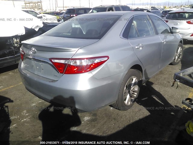 4T1BF1FK5FU887601 - 2015 TOYOTA CAMRY LE/XLE/SE/XSE SILVER photo 4