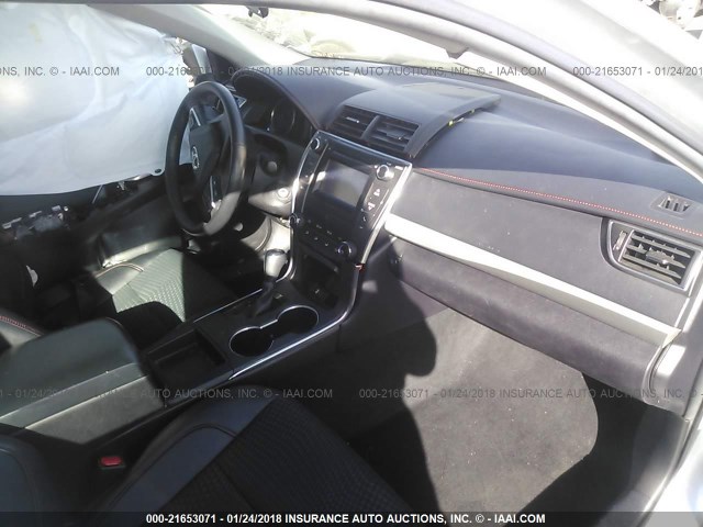 4T1BF1FK5FU887601 - 2015 TOYOTA CAMRY LE/XLE/SE/XSE SILVER photo 5