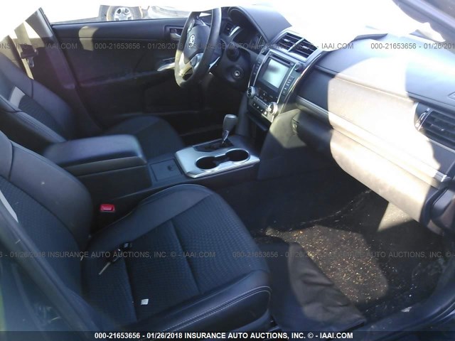 4T1BF1FK8EU783117 - 2014 TOYOTA CAMRY L/SE/LE/XLE შავი ფოტო 5