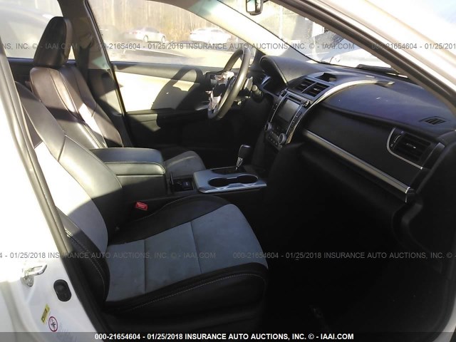 4T1BF1FK7CU546776 - 2012 TOYOTA CAMRY SE/LE/XLE WHITE photo 5