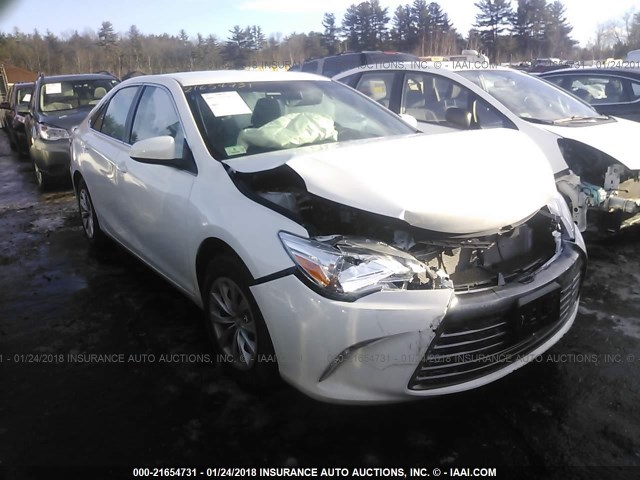 4T1BF1FK4HU814903 - 2017 TOYOTA CAMRY LE/XLE/SE/XSE WHITE photo 1