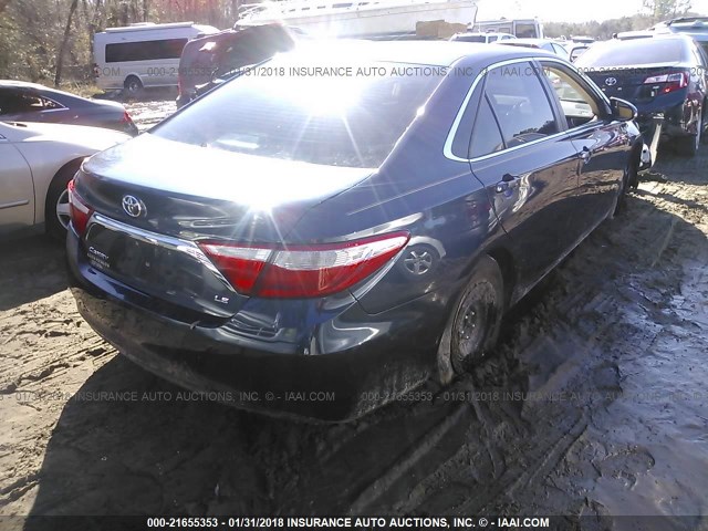 4T1BF1FKXFU950692 - 2015 TOYOTA CAMRY LE/XLE/SE/XSE მუქი ლურჯი ფოტო 4