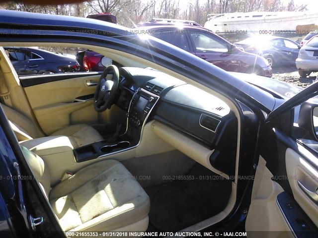 4T1BF1FKXFU950692 - 2015 TOYOTA CAMRY LE/XLE/SE/XSE მუქი ლურჯი ფოტო 5