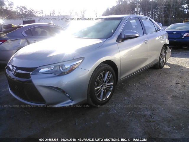 4T1BF1FKXGU548477 - 2016 TOYOTA CAMRY LE/XLE/SE/XSE ვერცხლისფერი ფოტო 2