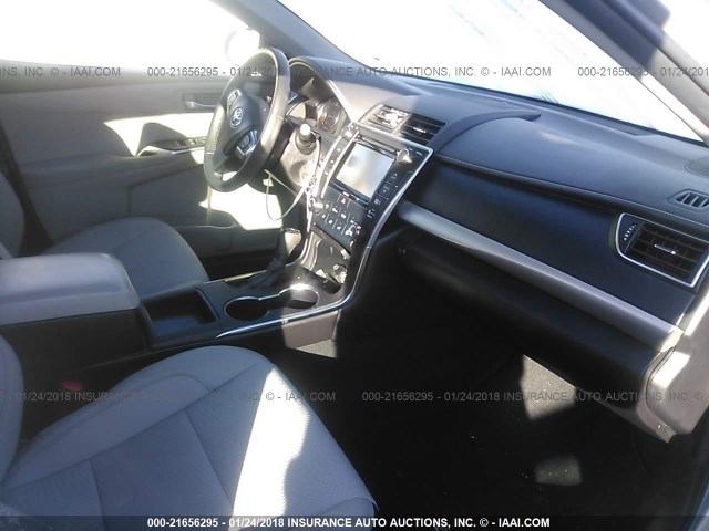 4T1BF1FKXGU548477 - 2016 TOYOTA CAMRY LE/XLE/SE/XSE ვერცხლისფერი ფოტო 5