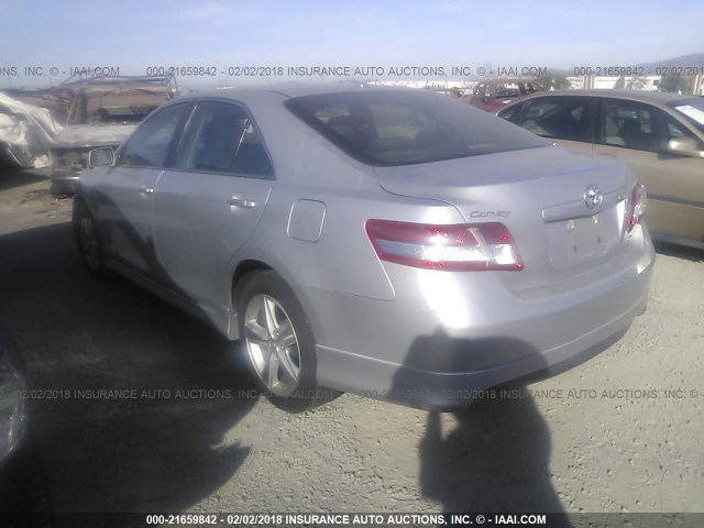 4T1BF3EK5BU603813 - 2011 TOYOTA CAMRY SE/LE/XLE SILVER photo 3