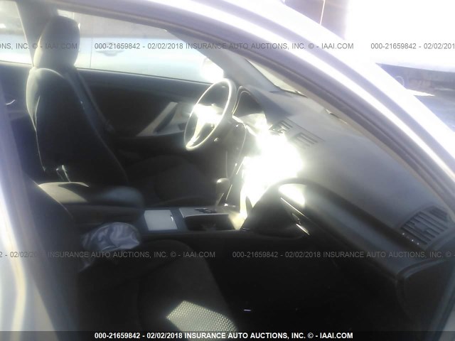 4T1BF3EK5BU603813 - 2011 TOYOTA CAMRY SE/LE/XLE Серебристый фото 5