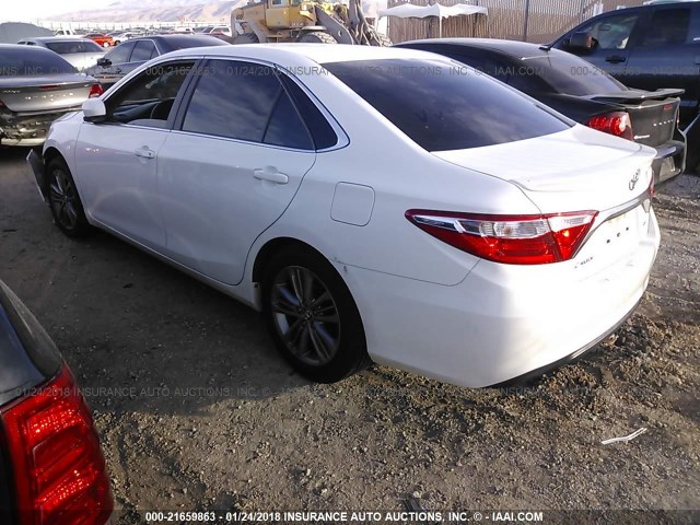 4T1BF1FK6FU066376 - 2015 TOYOTA CAMRY LE/XLE/SE/XSE WHITE photo 3