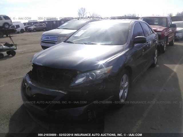 4T1BF3EK6BU195046 - 2011 TOYOTA CAMRY SE/LE/XLE GRAY photo 2