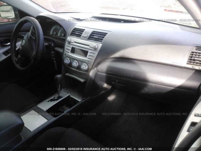 4T1BF3EK6BU195046 - 2011 TOYOTA CAMRY SE/LE/XLE GRAY photo 5