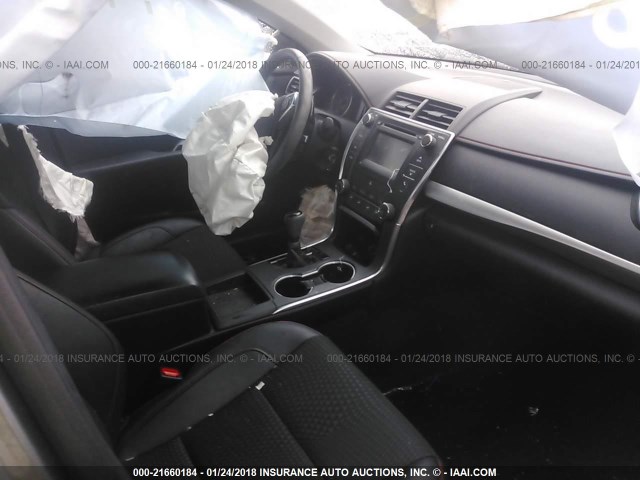 4T1BF1FK7FU097250 - 2015 TOYOTA CAMRY LE/XLE/SE/XSE 灰色 照片 5