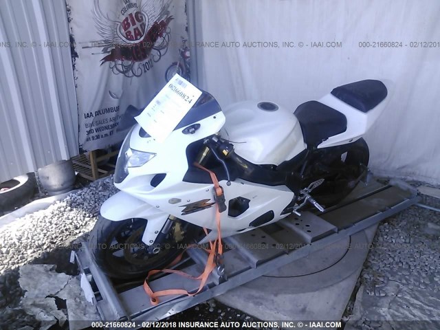 JS1GN7CA752109588 - 2005 SUZUKI GSX-R600 K WHITE photo 2