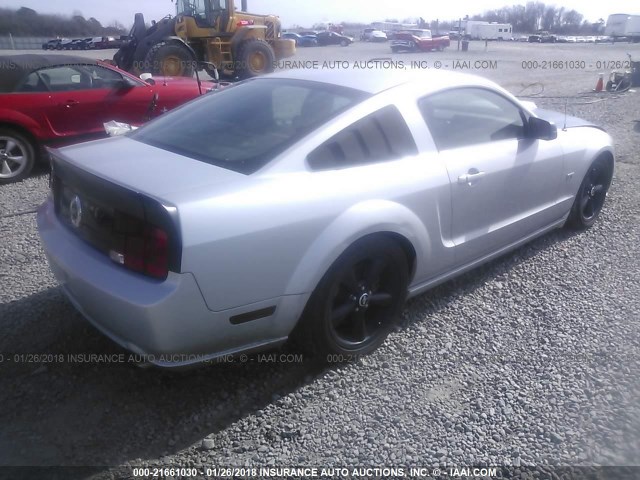 1ZVHT82H255205502 - 2005 FORD MUSTANG GT SILVER photo 4