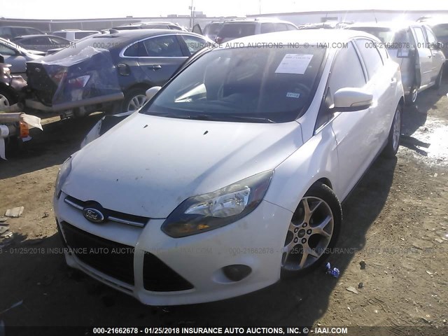 1FAHP3N29CL323918 - 2012 FORD FOCUS TITANIUM WHITE photo 2