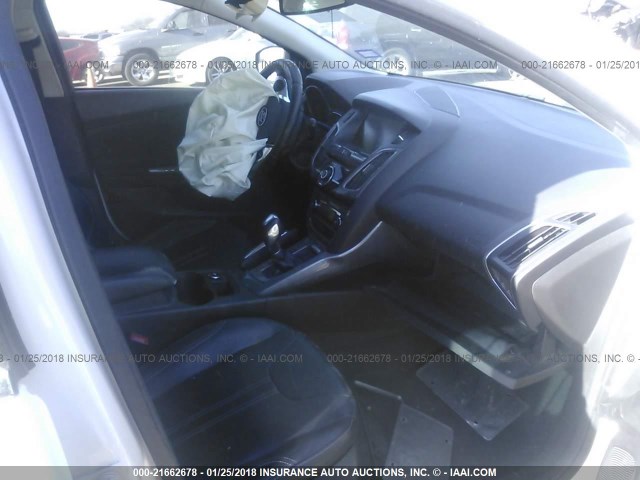 1FAHP3N29CL323918 - 2012 FORD FOCUS TITANIUM WHITE photo 5