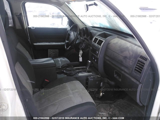 1D8GU28K69W553333 - 2009 DODGE NITRO SE WHITE photo 5