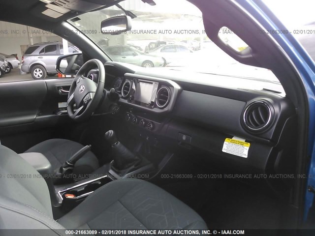 5TFCZ5AN3HX106049 - 2017 TOYOTA TACOMA DBL CAB/SR/TRDSPT/OR/PRO ლურჯი ფოტო 5