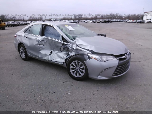 4T4BF1FK6FR514914 - 2015 TOYOTA CAMRY LE/XLE/SE/XSE ვერცხლისფერი ფოტო 1