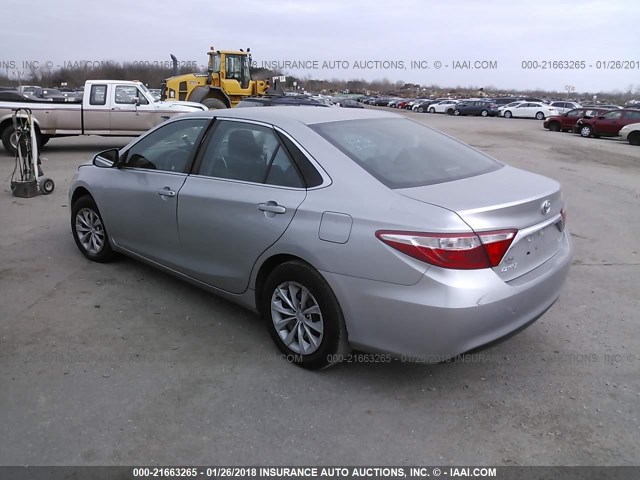 4T4BF1FK6FR514914 - 2015 TOYOTA CAMRY LE/XLE/SE/XSE ვერცხლისფერი ფოტო 3