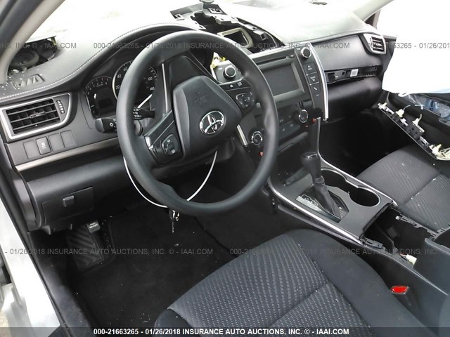 4T4BF1FK6FR514914 - 2015 TOYOTA CAMRY LE/XLE/SE/XSE ვერცხლისფერი ფოტო 5