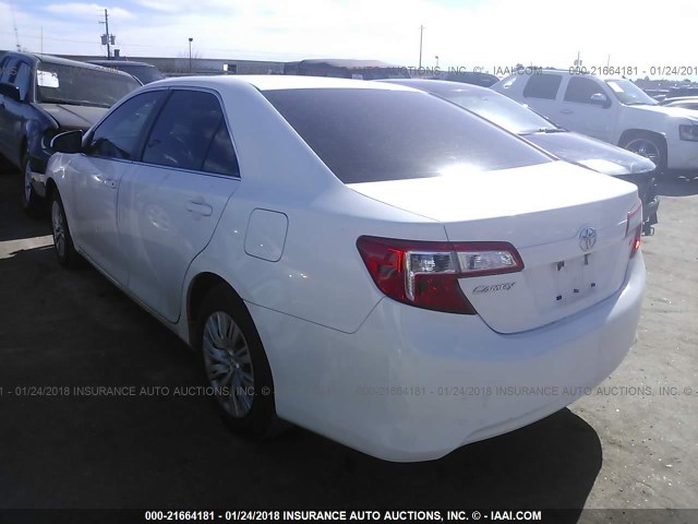 4T4BF1FKXCR272074 - 2012 TOYOTA CAMRY SE/LE/XLE WHITE photo 3