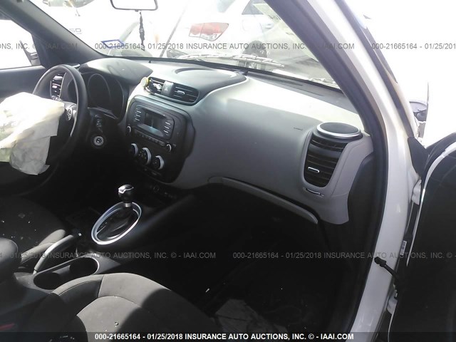 KNDJN2A24G7369740 - 2016 KIA SOUL WHITE photo 5