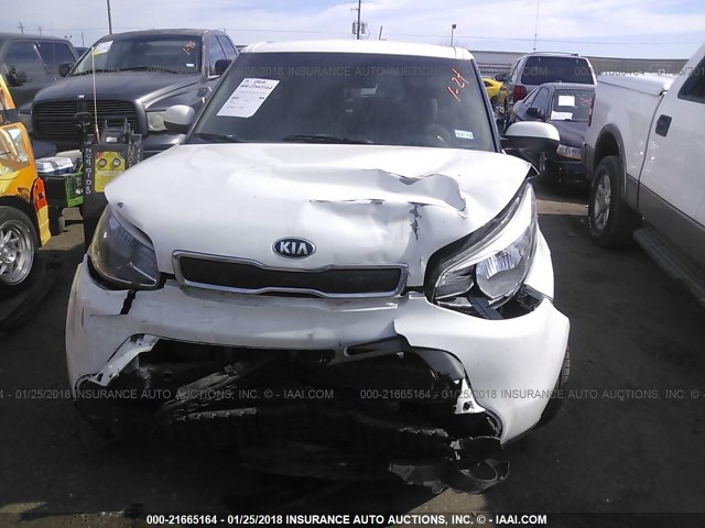 KNDJN2A24G7369740 - 2016 KIA SOUL WHITE photo 6