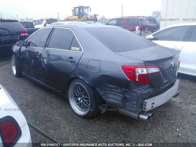 4T1BF1FK1EU389619 - 2014 TOYOTA CAMRY L/SE/LE/XLE GRAY photo 3