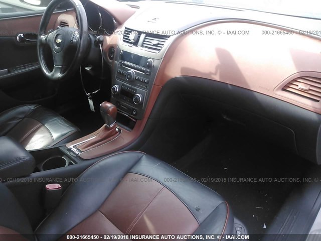 1G1ZK57798F213628 - 2008 CHEVROLET MALIBU LTZ 银色 照片 5