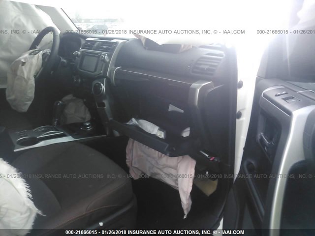 JTEBU5JR7J5517951 - 2018 TOYOTA 4RUNNER SR5 PREM/LTDL/TRAIL/TRD WHITE photo 5