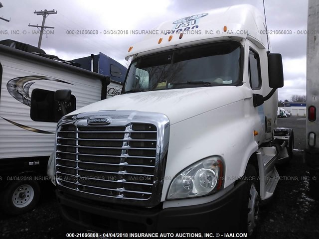1FUJGLDR6BSAV6506 - 2011 FREIGHTLINER CASCADIA 125  WHITE photo 2