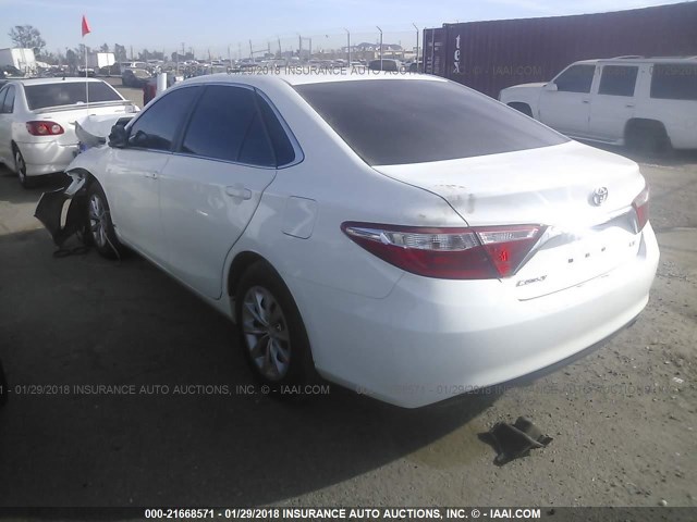 4T4BF1FK3GR518324 - 2016 TOYOTA CAMRY LE/XLE/SE/XSE WHITE photo 3