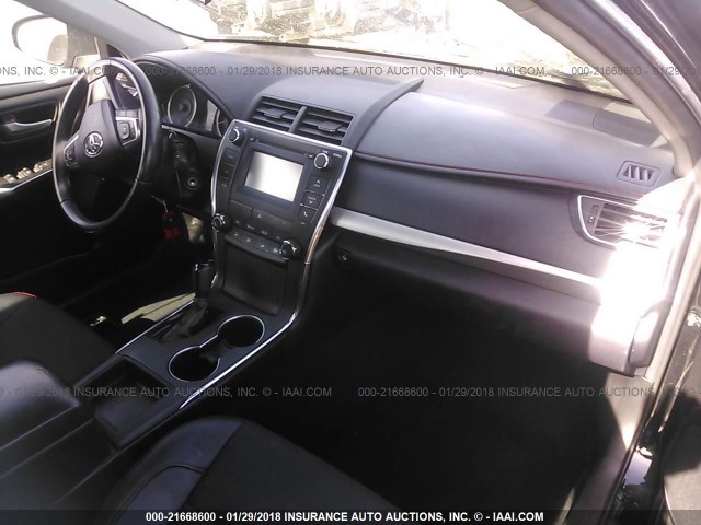 4T1BF1FK7GU177746 - 2016 TOYOTA CAMRY LE/XLE/SE/XSE Schwarz Foto 5