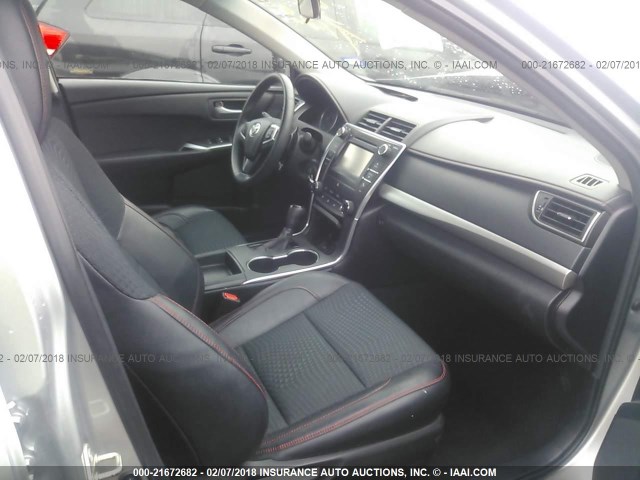 4T1BF1FK0FU893404 - 2015 TOYOTA CAMRY LE/XLE/SE/XSE SILVER photo 5