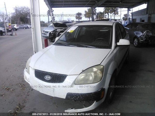 KNADE123476213716 - 2007 KIA RIO LX/SX WHITE photo 2