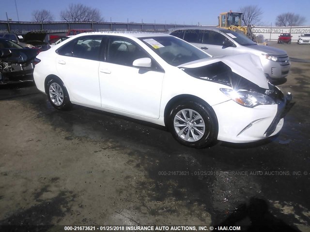 4T1BF1FK4HU771583 - 2017 TOYOTA CAMRY LE/XLE/SE/XSE WHITE photo 1