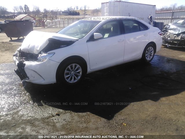 4T1BF1FK4HU771583 - 2017 TOYOTA CAMRY LE/XLE/SE/XSE WHITE photo 2